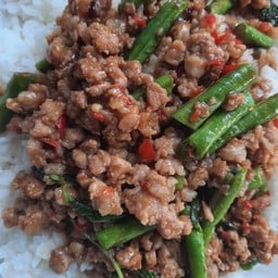 กะเพราหมูสับ  ราดข้าว