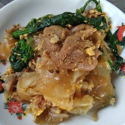 เส้นใหญ่ผัดซีอิ๊วหมู