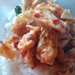 กระเพราหน่อไม้ดอง+หมูชิ้น(ราดข้าว)