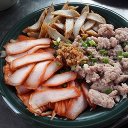 รวมมิตร (หมูแดง ลูกชิ้นปลา หมูลวก)