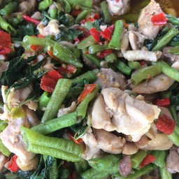 ผัดกะเพราใส่ถั่วฝักยาว