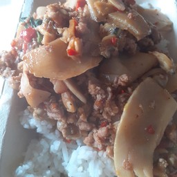 กระเพราหน่อไม้ดอง+หมูสับ(ราดข้าว)