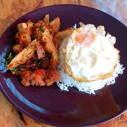 ข้าวกระเพราไก่ทอด