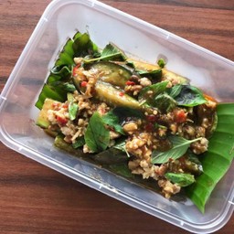 ผัดมะเขือยาวหมูสับพริกโหระพา