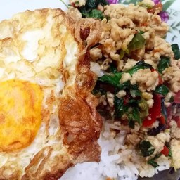 กระเพาหมูสับไข่ดาว