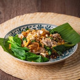 ผัดซีอิ้วเส้นนุ่มไก่