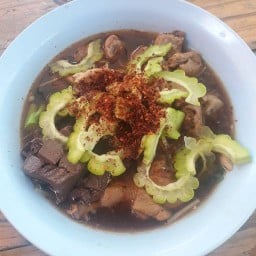 เจ้ธร ก๋วยเตี๋ยวไก่มะระและขนมจีนน้ำยา