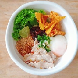 ก๋วยเตี๋ยวหมูยำแห้งไข่ออนเซ็น