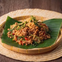 เส้นหมี่ผัดผักกระเฉดมันกุ้ง หมูสับ