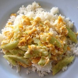 ผัดแตงกวาใส่ไข่ราดข้าว