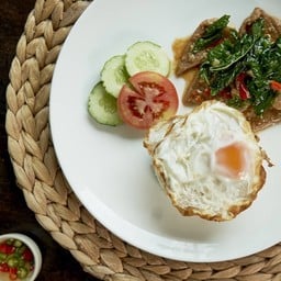 ข้าวกะเพราหมูหมักไข่ดาว