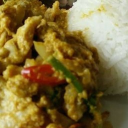 ไก่ผัดผงกระหรี่ราดข้าว