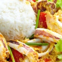 ปลาหมึกผัดผงกระหรี่ราดข้าว