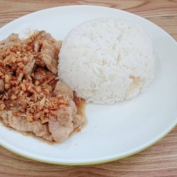 ข้าวหมูทอดกระเทียม