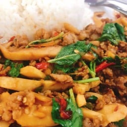 กระเพราเนื้อสับหน่อไม้ราดข้าว