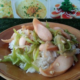 ผัดพริกหยวกไส้กรอกไก่ราดข้าว