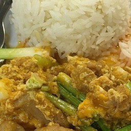 หมูผัดผงกระหรี่ราดข้าว