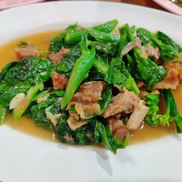 คะน้าหมูกรอบ