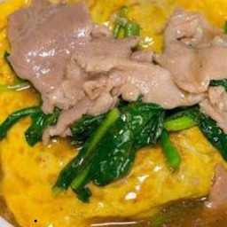 ราดหน้าเส้นใหญ่พิเศษห่อไข่