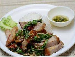 ข้าวหมูกรอบกระเพรา