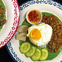 ข้าวกระเพราถาดเนื้อ