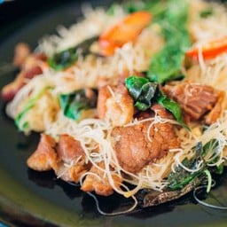 เส้นหมี่ผัดหมูตุ๋นผัดกะเพรา (F3 Stew BS)