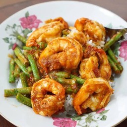 ผัดพริกแกงกุ้งราดข้าว