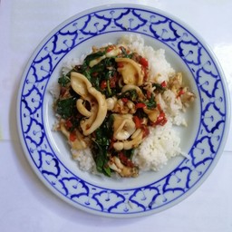 ข้าวกระเพรากุ้ง หรือหมึก หรือเนื้อ + ไข่ดาว