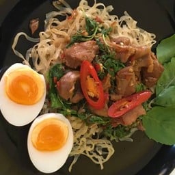 บะหมี่หมูตุ๋นผัดกระเพรา ไข่ยางมะตูม (4 Stew BS)