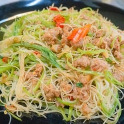 เส้นหมี่ผัดผักบุ้งฝอยหมูสับ (F3 MG Min)