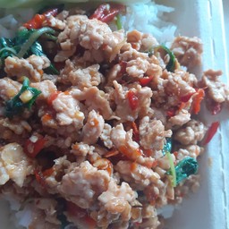 กระเพราเนื้อสับ+ราดข้าว(55฿)