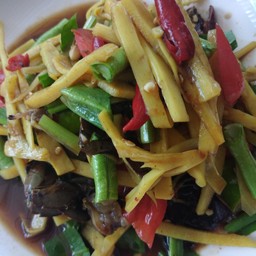 ตำหน่อไม้