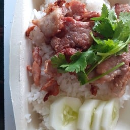 ข้าวเนื้อทอดน้ำปลา