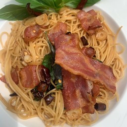 สปาเก็ตตี้ผัดพริกแห้งเบค่อนกรอบ