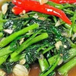 ผัดผักบุ้งเต้าหู้ราดข้าวเจ