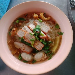 เส้นหมี่หมูแดง