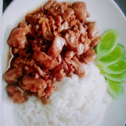 ไก่ทอดกระเทียมราดข้าว