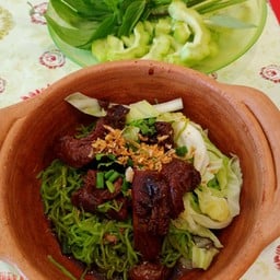 ก๋วยเตี๋ยวไก่ตุ๋นหม้อดินแหม่มจร้า