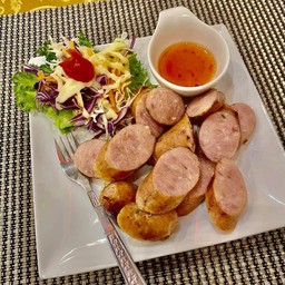 ไส้กรอกหมูกระเทียม 2 ชิ้น