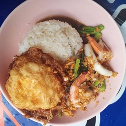 ข้าวคะน้าน้ำมันหอยทะเลไข่ดาว