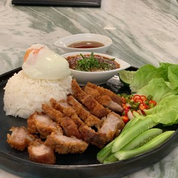 ข้าวหน้าหมูทอดน้ำปลาหวาน หรือ แจ่ว