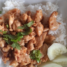 ไก่กระเทียม ราดข้าว