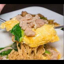 บะหมี่กรอบราดหน้าพิเศษห่อไข่