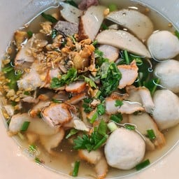 "โจ" กาแฟโชคบุญเรือง+ก๋วยเตี๋ยวหมู ตลาดย่าโม