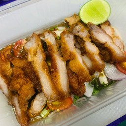 ยำหมูสามชั้นทอด