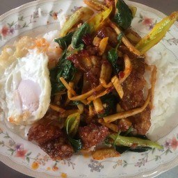 พริกแกงหมูกรอบหน่อไม้