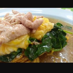 บะหมี่กรอบราดหน้าห่อไข่