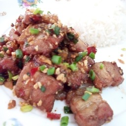 หมูกรอบผัดพริกเกลือราดข้าว