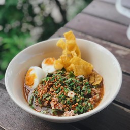 ก๋วยเตี๋ยวต้มยำหมูกรอบ+หมูแดง