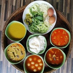 น้ำยาป่าลูกชิ้นผสมแกงเขียวหวานไก่